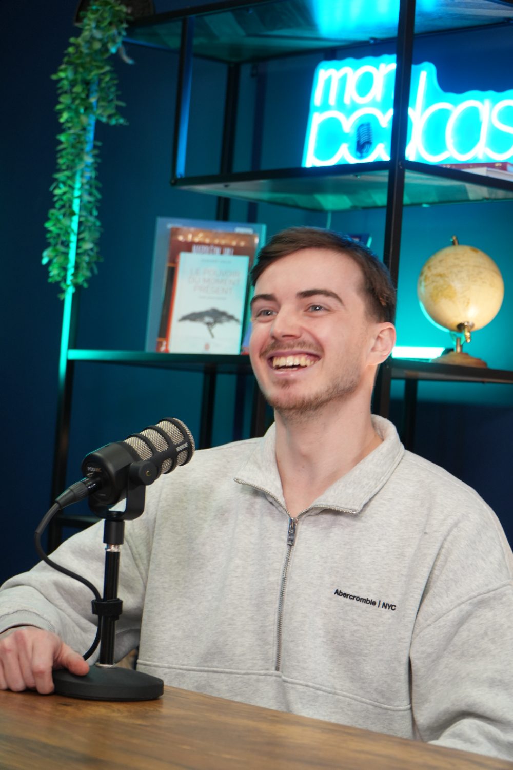 Invité souriant au micro dans le studio Mon Podcast
