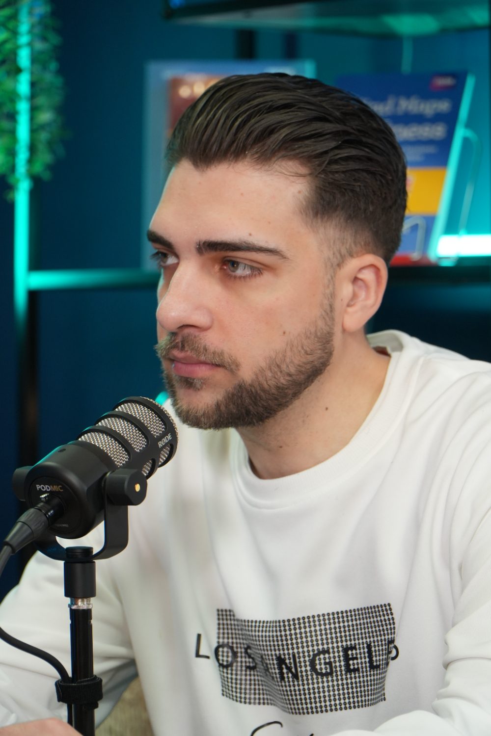 Ambiance chaleureuse du studio Mon Podcast