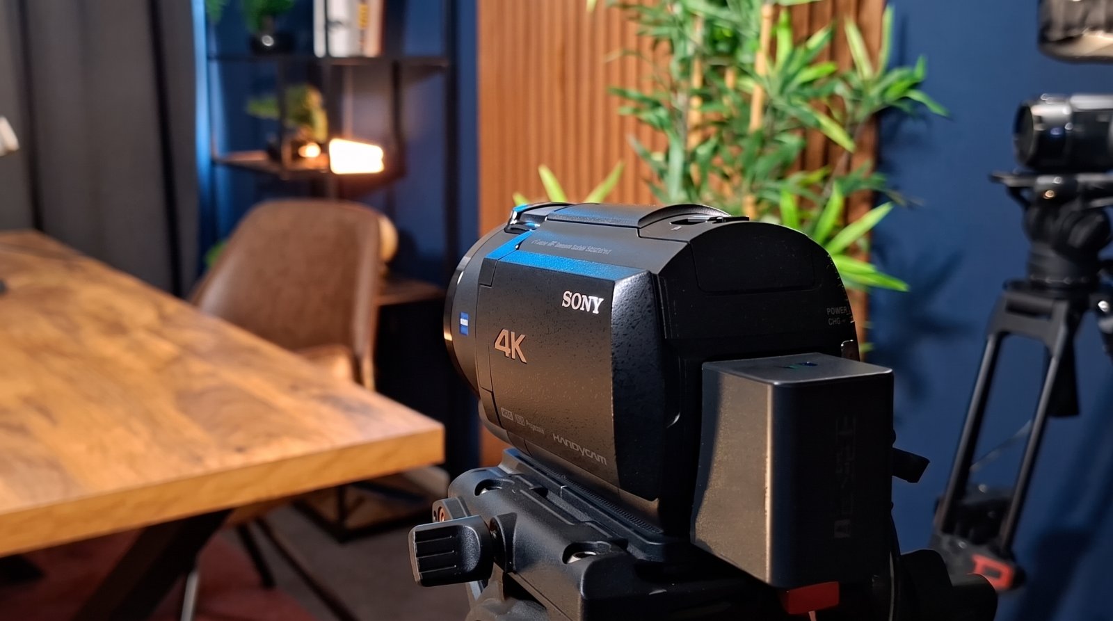 Caméra Sony 4K sur trépied dans le studio Mon Podcast