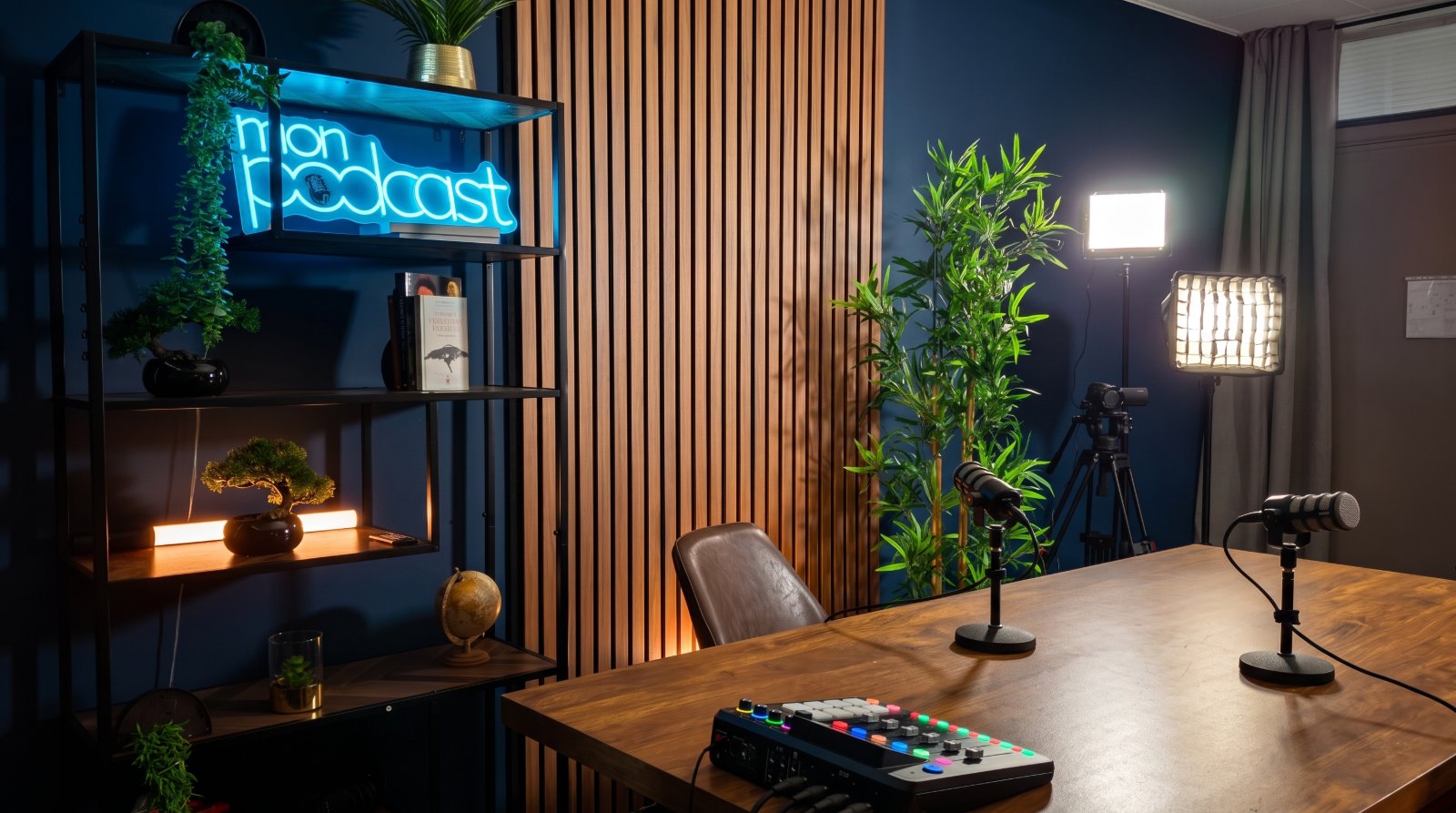Le studio Mon Podcast — mur en bois, néon, micros et lumière